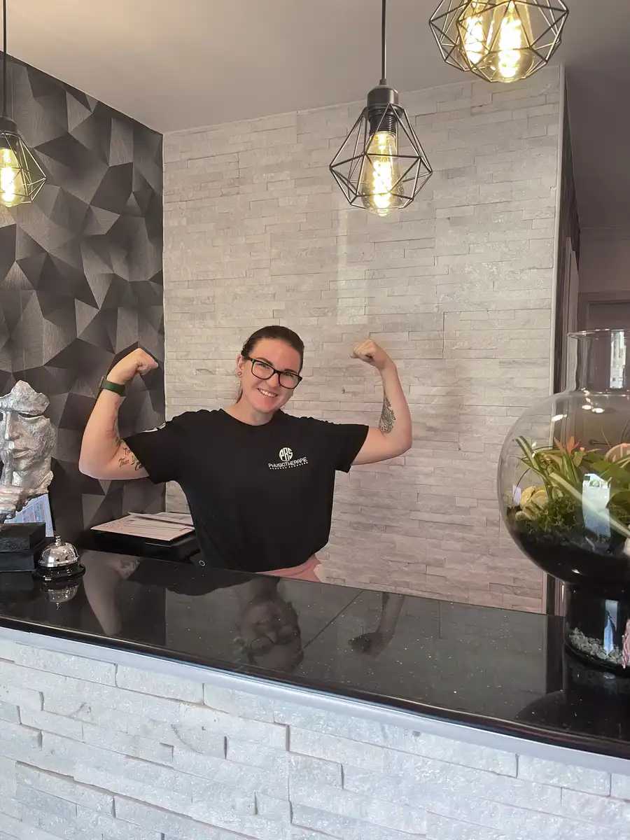 PRS-Physiotherapie Rebecca Sandberg – Julie Fröhlich, einfühlsame Physiotherapeutin, spezialisiert auf individuelle Behandlungen und Regeneration