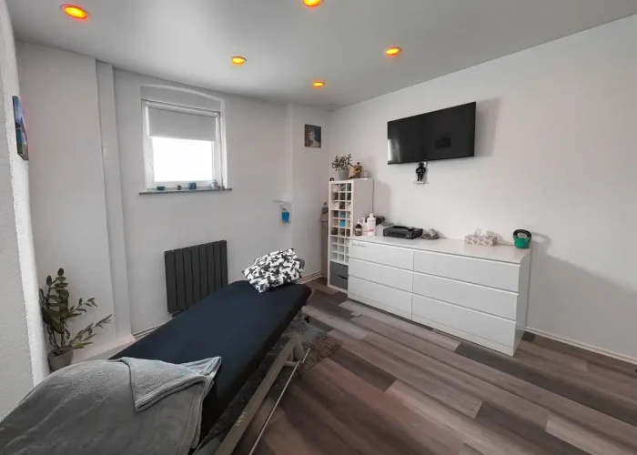 PRS-Physiotherapie Rebecca Sandberg – Behandlungsraum Fröhlich, komfortabler Therapieraum mit professioneller Ausstattung und ruhigem Ambiente