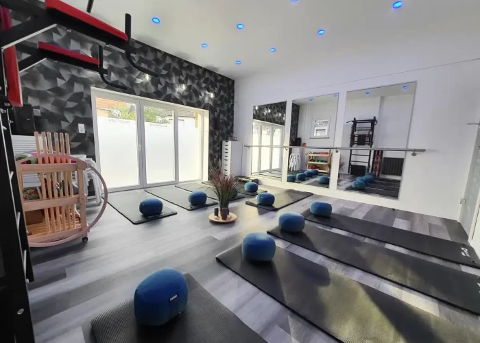 PRS-Physiotherapie Rebecca Sandberg – moderner Sportraum mit Trainingsgeräten für Kraft, Beweglichkeit und Rehabilitation